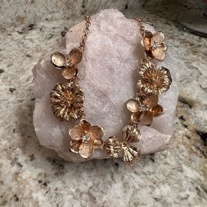 🌸Gold tone flowers statement necklace